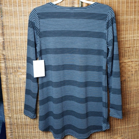 New LulaRoe Lynnae Top Size Medium - Picture 2 of 3